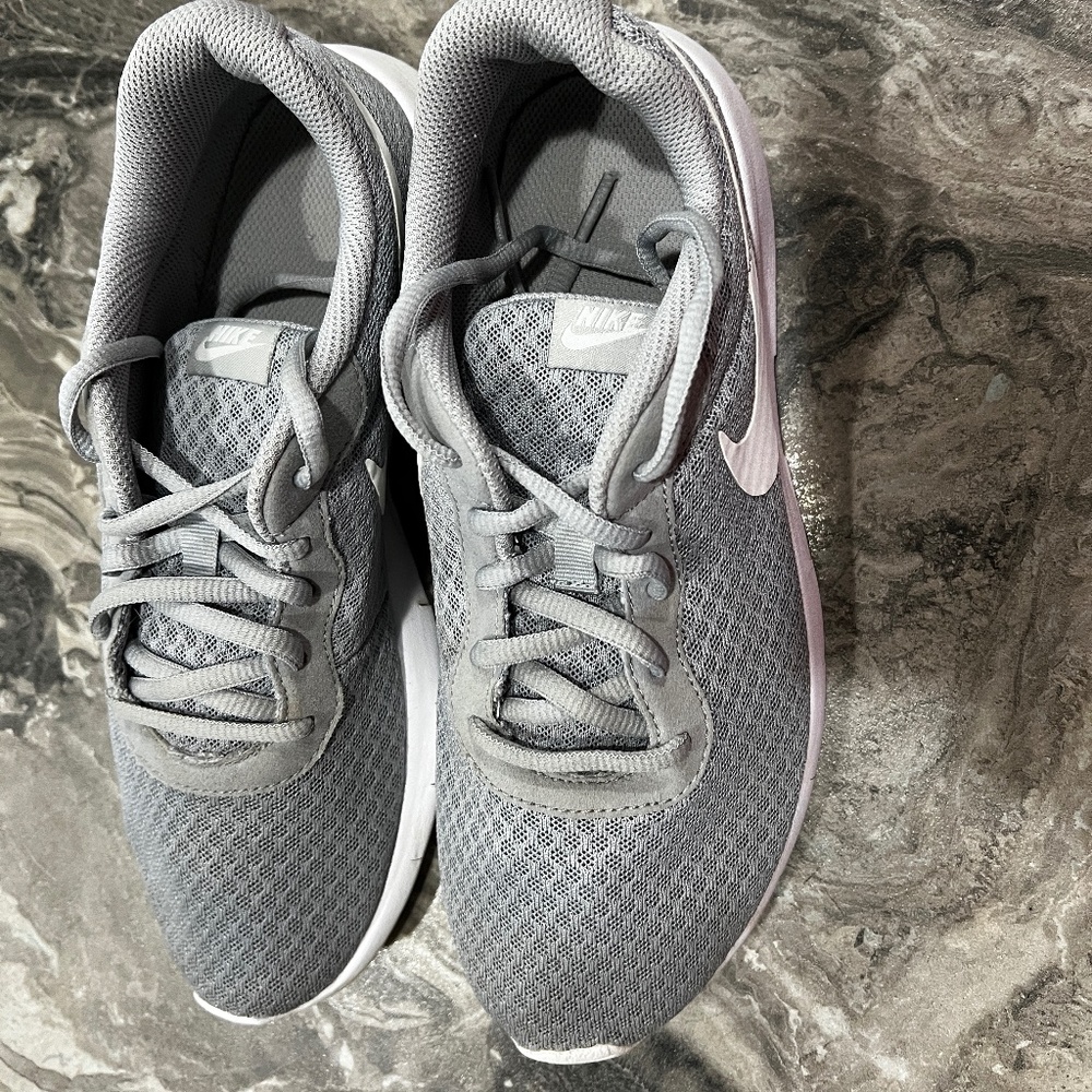 NIKE womens lightweight sneakers tennis shoes gray 7